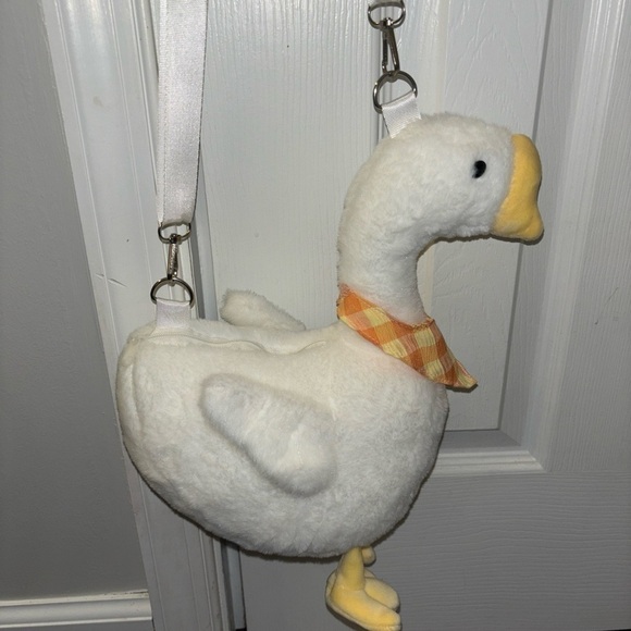 POCKETBOOK GOOSE TO HOLDS CHILDS TREASURES 12”H ZIPPER ADJUSTABLE STRAP - Picture 4 of 14